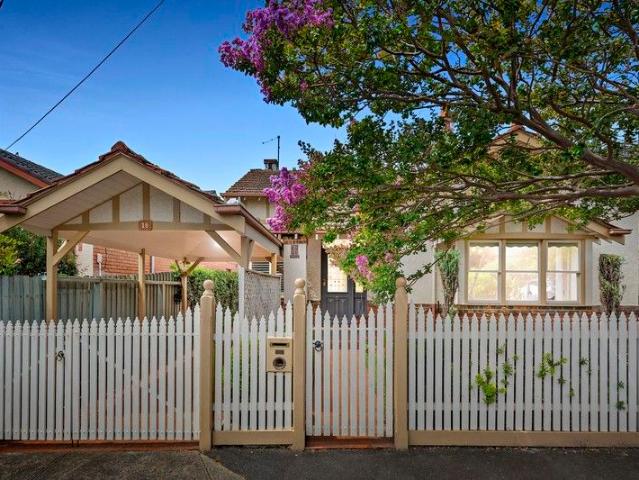 Elegant family living in a blue chip bayside setting