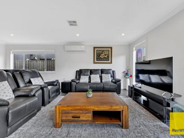 Elegant Family Living in a Prestigious Point Cook Address | Saltwater P 9 College Zone!