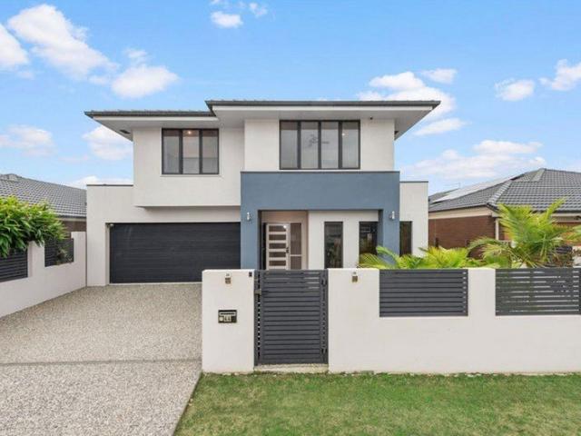 ELEGANT FAMILY LIVING IN A STOCKLAND ESTATE