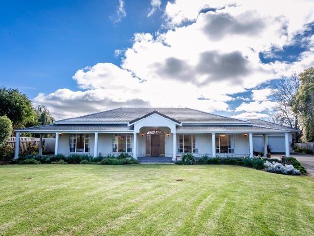 Elegant Family Living in Desirable Dartmoor Close