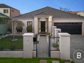 ELEGANT FAMILY LIVING IN PRESTIGIOUS LAKE GARDENS