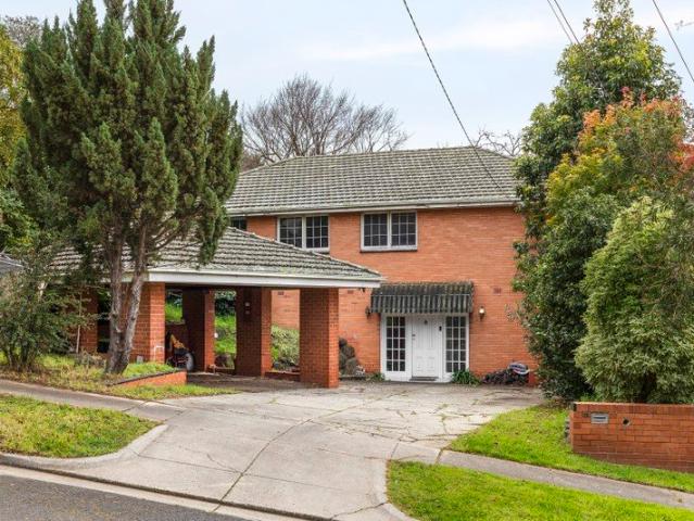 Elegant Family Living in Prestigious Strathmore