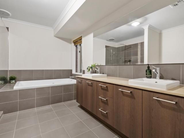 Elegant Family Living in Prime Cairnlea Locale