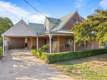 Elegant Family Living on a Generous Allotment in Brown Hill