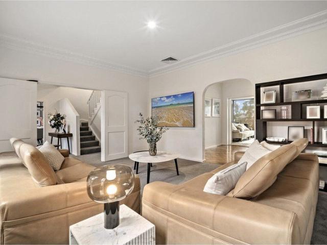 ELEGANT FAMILY LIVING WITH POOL IN PRESTIGIOUS THE HILL