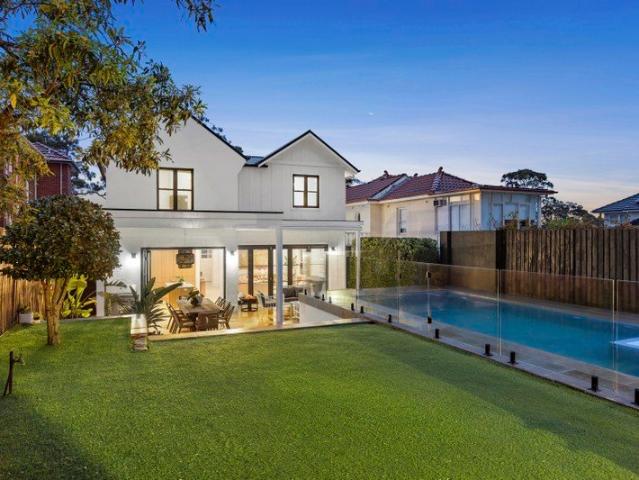 Elegant family retreat with harbour and skyline vistas