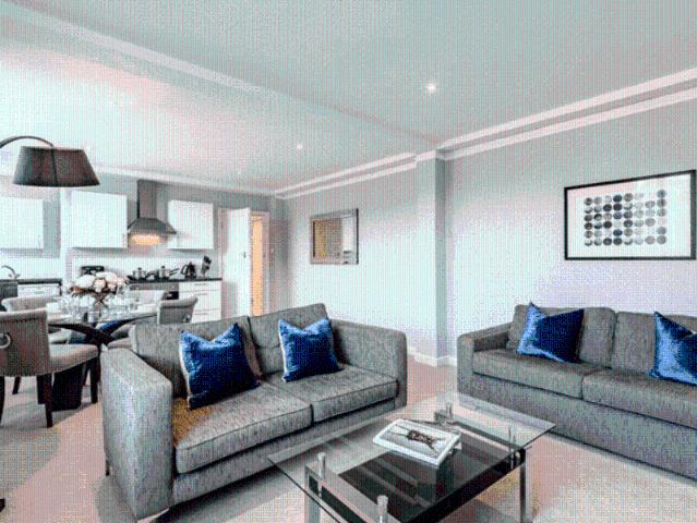 Elegant Fifth Floor One Bedroom Apartment with Lift & Garden Access
