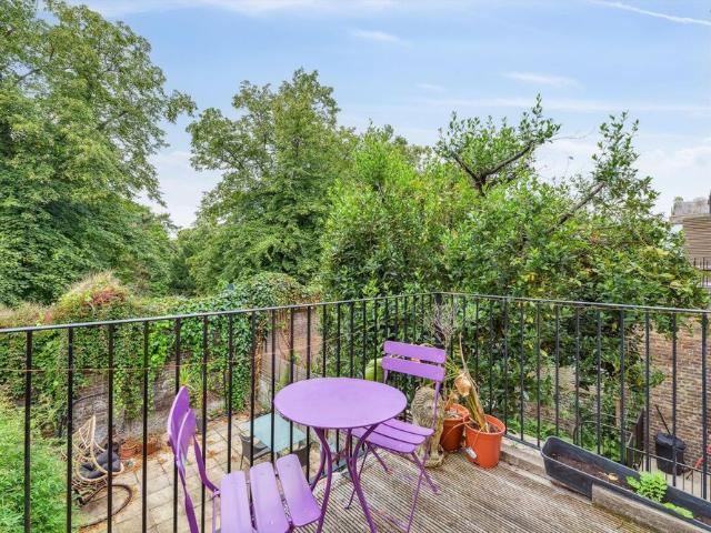 Elegant first floor one bedroom period conversion moments from Fulham Road for let in Chelsea SW10