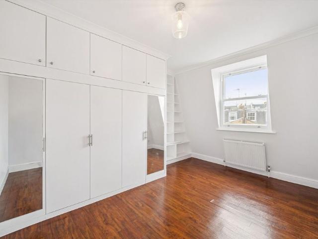 Elegant four storey townhouse with roof terrace and balcony in Pimlico, SW1V