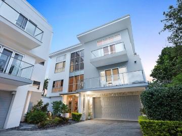 Stand alone Elegant Villa Broadwater Views Spacious and Private