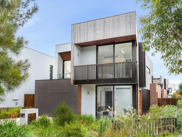 Elegant Freestanding Family Entertainer in a Parkland Setting