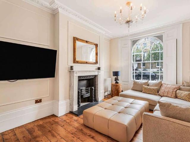 Elegant Georgian three bedroom townhouse in central Islington