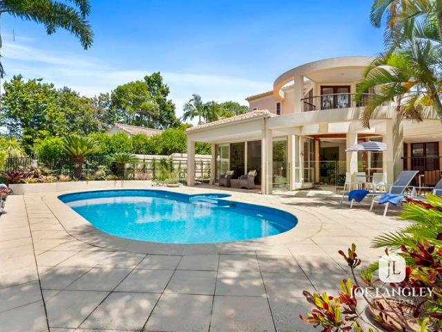 Elegant Golf Front Villa in Exclusive Noosa Springs