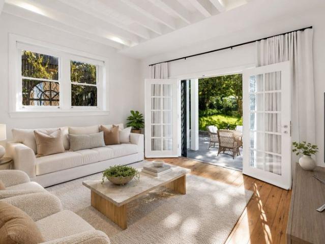ELEGANT HARBOUR VIEW FAMILY HOME IN A PRIVATE GARDEN SETTING!