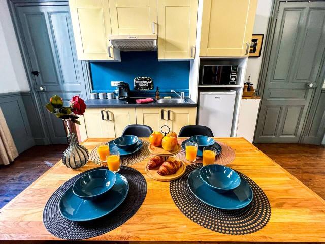 Elegant Historical Apartment in Avignon's Vibrant Heart Modern Comfort with City Views, Ideal for Up to 4 Guests