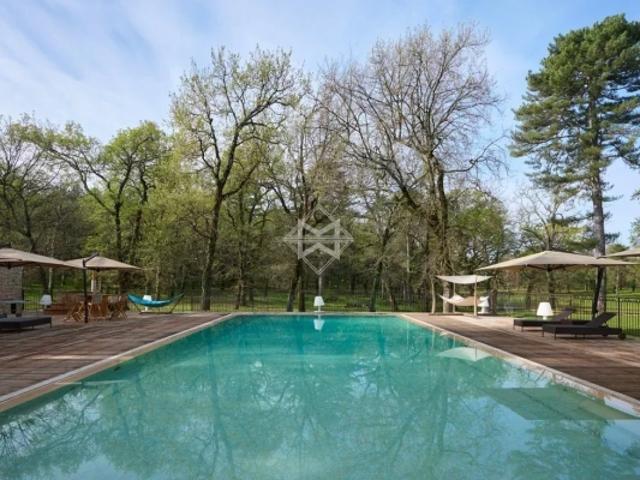 Élégant hôtel particulier au cœur d'un grand domaine privé