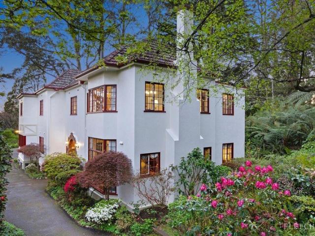 Elegant Ilkley Heights Manor in Dress Circle Locale Offers Closing 4 Nov at 2.00PM