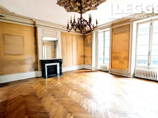 Élégant immeuble du XIXe siècle comprenant 25 pièces, situé au cœur du quartier historique d'Aubusson