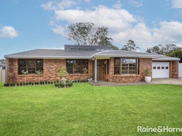 Elegant Indoor Outdoor Living on a 1,385 sqm block with Escarpment Views