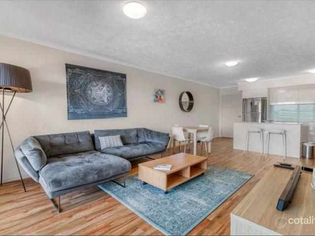 Elegant Luxury 2 Bed, 2 Bath Apartment with Premium Furnishings in Woolloongabba
