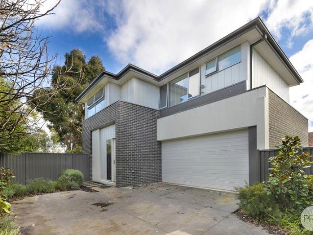 Elegant Lake Wendouree Living in a Prestigious Blue Ribbon Location