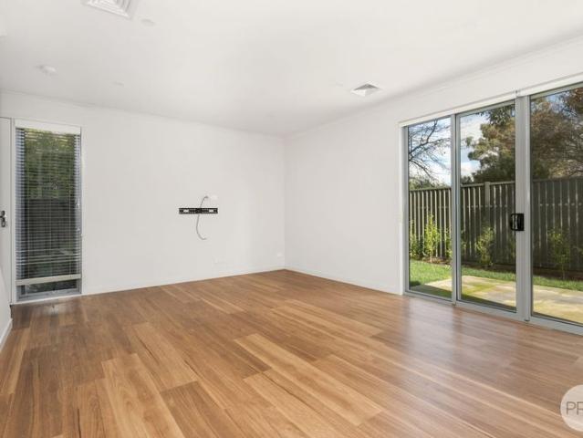 ELEGANT LAKE WENDOUREE LIVING IN A PRESTIGIOUS BLUE RIBBON LOCATION.