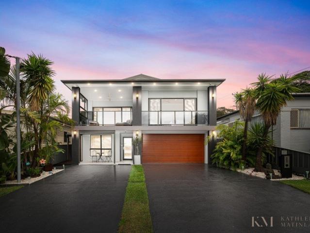 Elegant Living With Home Office, Extra Parking Walk to Lake