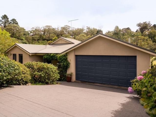 Elegant Living in a Peaceful Leura Cul de Sac
