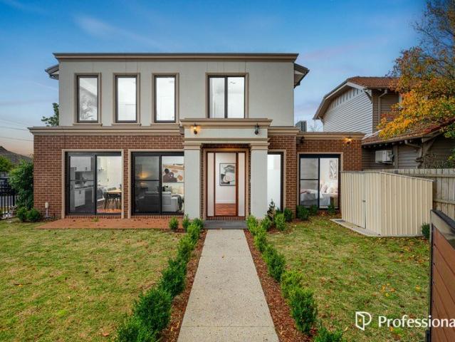 Elegant Living in McKinnon Discover Your Dream Home