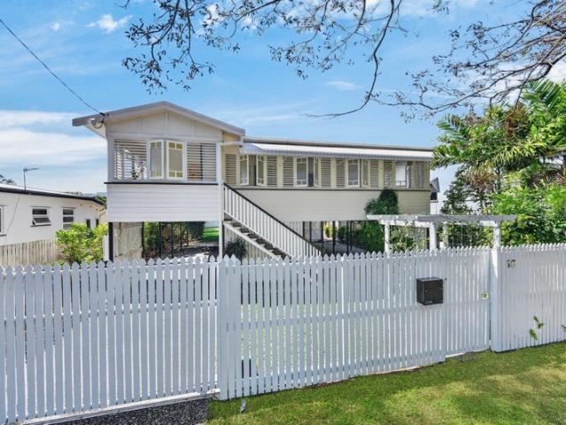 Elegant Queenslander Charm with a Contemporary Family Focus