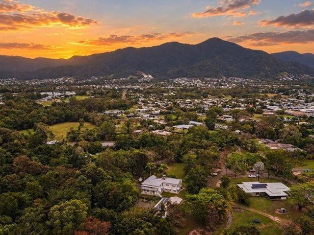 Elegant Queenslander on Acreage, 10 minutes from CBD