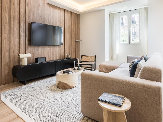Elegant renovated 3 bedroom apartment with home office in Goya
