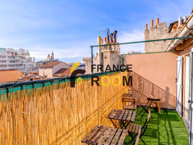 Elegant renovated 3 bedroom apartment 79 m² — Terrace and balcony — Marseille city center