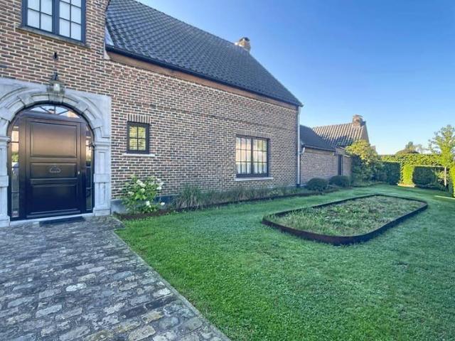Elegant, renovated detached villa