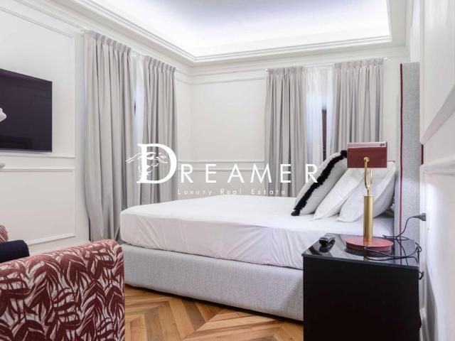 Elegant Renovated Penthouse in the Heart of Santo Spirito in Florence