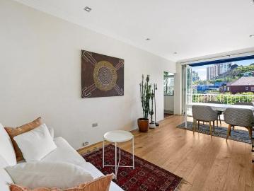 ELEGANT RESIDENCE WITH BREATHTAKING HARBOUR VIEWS! * FULLY FURNISHED