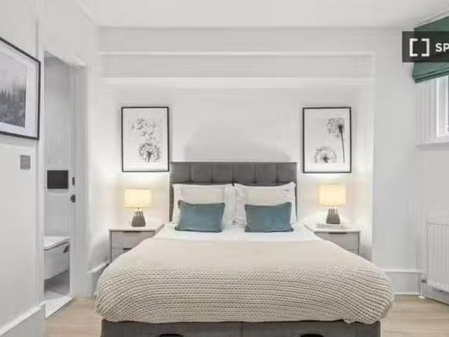 Elegant studio for rent in Earl' s Court, London
