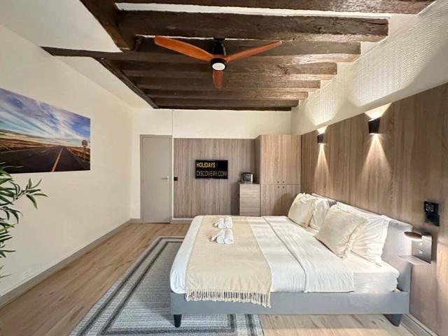 Elegant studio steps away from iconic landmarks