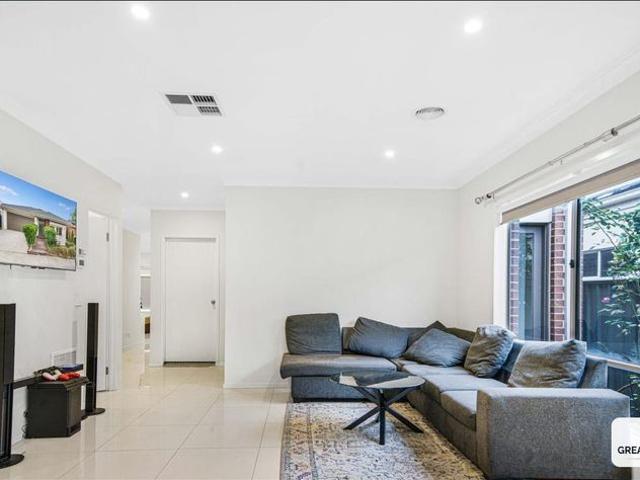 Elegant & Stylish Home with Solar Panels: WALK TO DOHERTYS CREEK P 9 SCHOOL