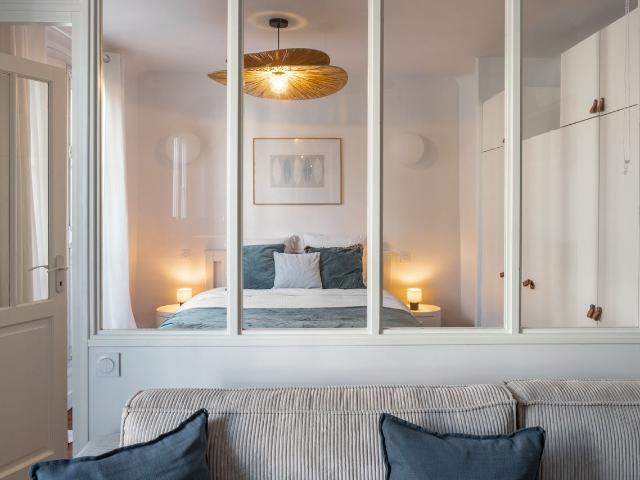 Elegant Sunlit Flat with Balcony Near Parc Monceau, Paris Amsterdam Apartments for Rent