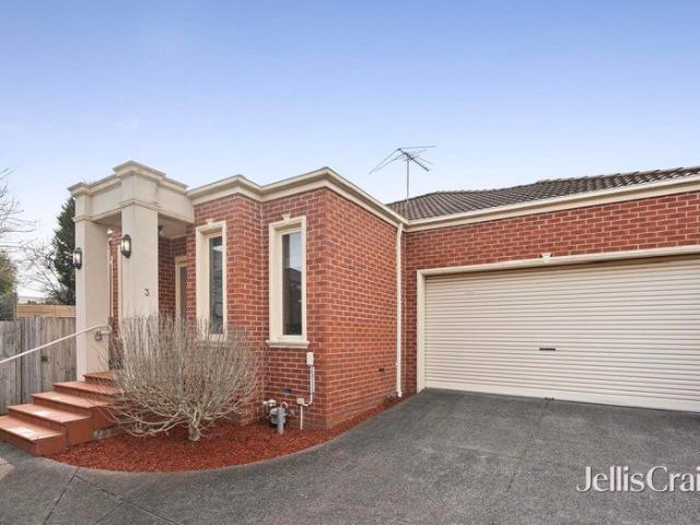 Elegant seamless living and entertaining only metres to Tunstall Square