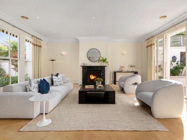 ELEGANT SINGLE LEVEL LIVING IN A PRESTIGIOUS BAYSIDE LOCATION