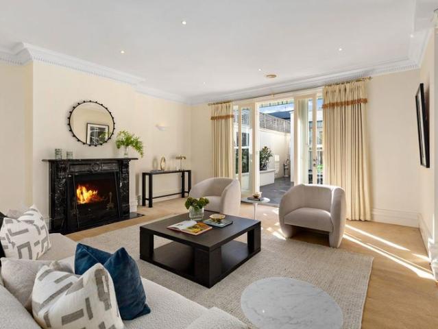 ELEGANT SINGLE LEVEL LIVING IN A PRESTIGIOUS BAYSIDE LOCATION