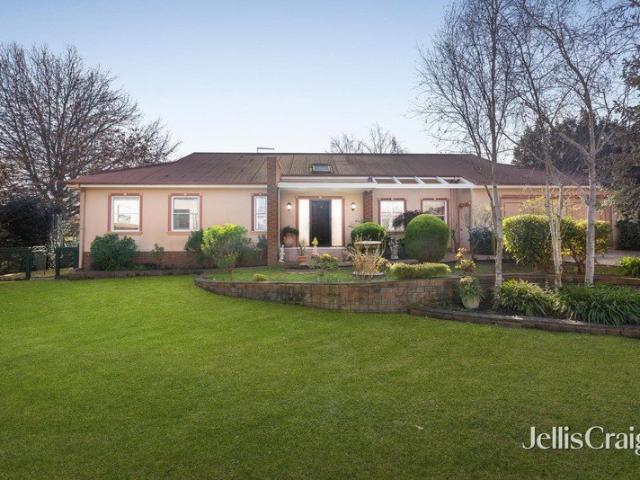 Elegant single level sanctuary in a serene cul de sac setting