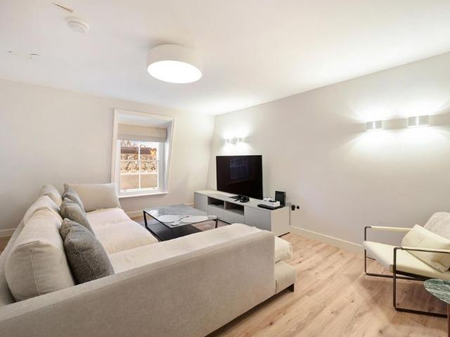 Elegant South Kensington living. A spacious 3 bedroom period apartment in prime location