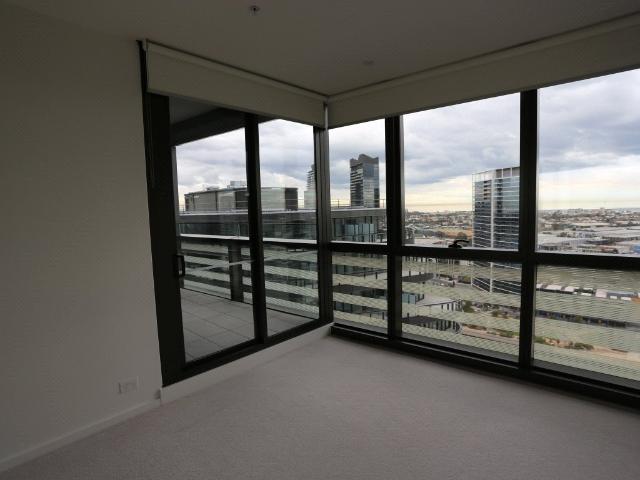 Elegant Two Bedroom Apartment in Docklands!