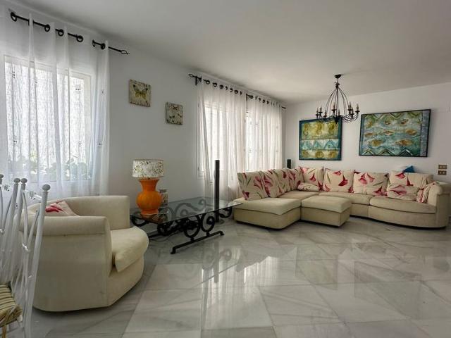 Elegant two bedroom apartment in Puerto Banús for rent with stunning sea views