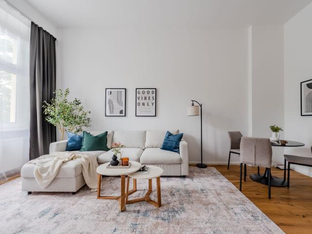Elegant temporary Altbau apartment in Charlottenburg – 2 rooms with balcony and character