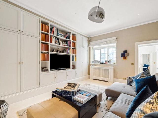 Elegant Three Bedroom Apartment in Prestigious Ennismore Gardens, London SW7