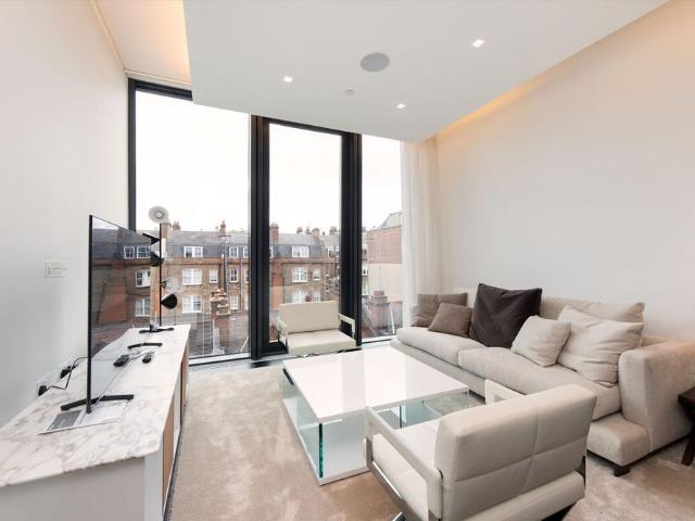 Elegant three bedroom apartment with spacious open plan living in the heart of Mayfair, W1K